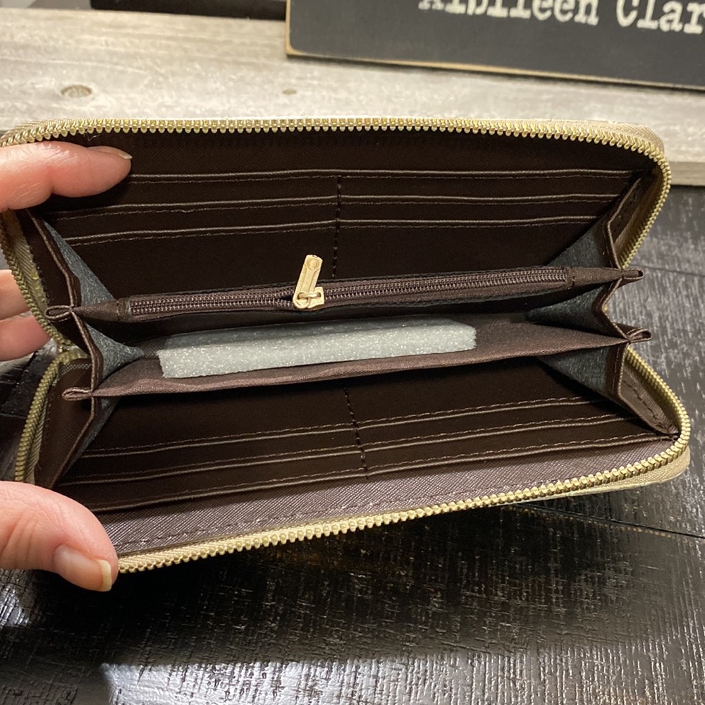 NEW! Champagne Tatum Quilted Wristlet Wallet!! - Picture 4 of 7